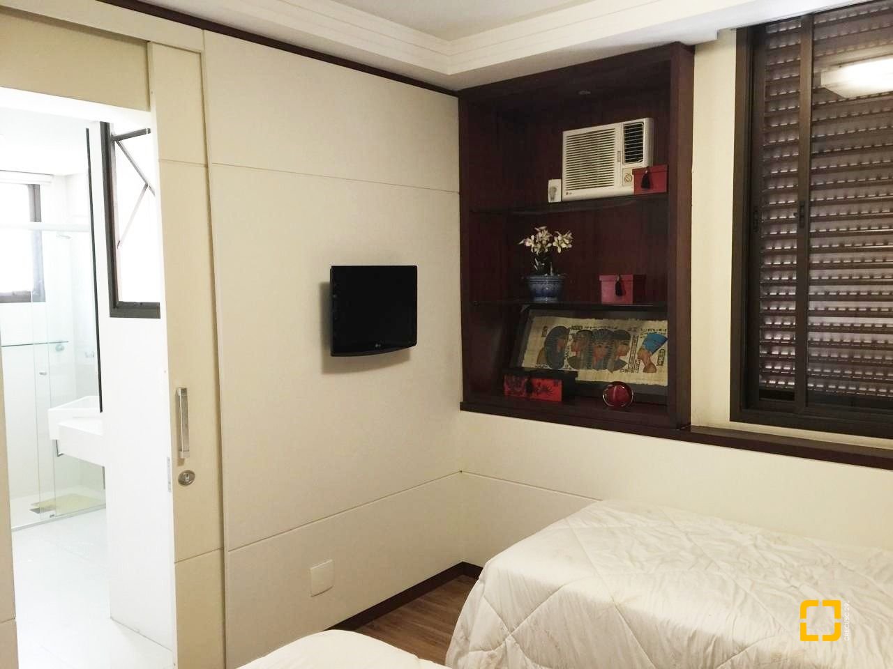 Apartamento com 290m², 8 quartos (sendo 4 suítes), 2 garagens, no bairro Centro em Florianópolis