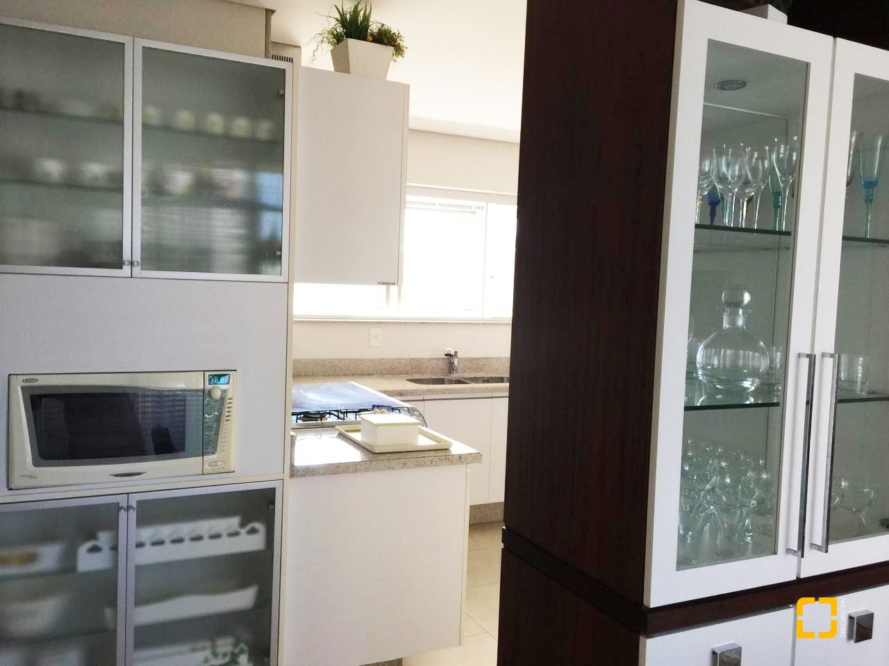 Apartamento com 290m², 8 quartos (sendo 4 suítes), 2 garagens, no bairro Centro em Florianópolis