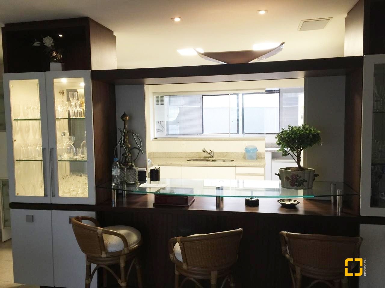 Apartamento com 290m², 8 quartos (sendo 4 suítes), 2 garagens, no bairro Centro em Florianópolis