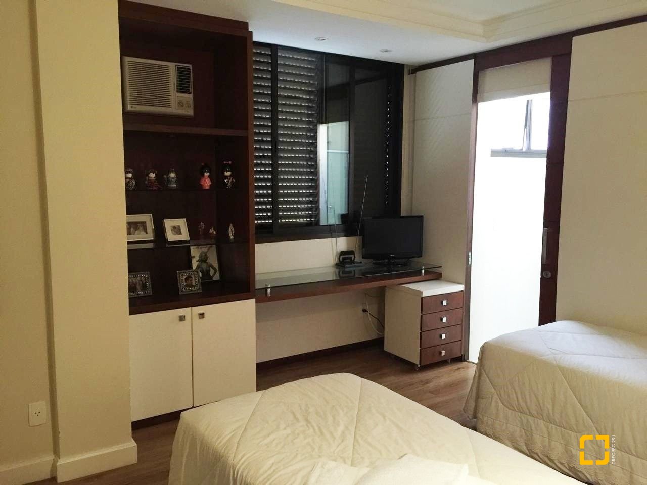 Apartamento com 290m², 8 quartos (sendo 4 suítes), 2 garagens, no bairro Centro em Florianópolis