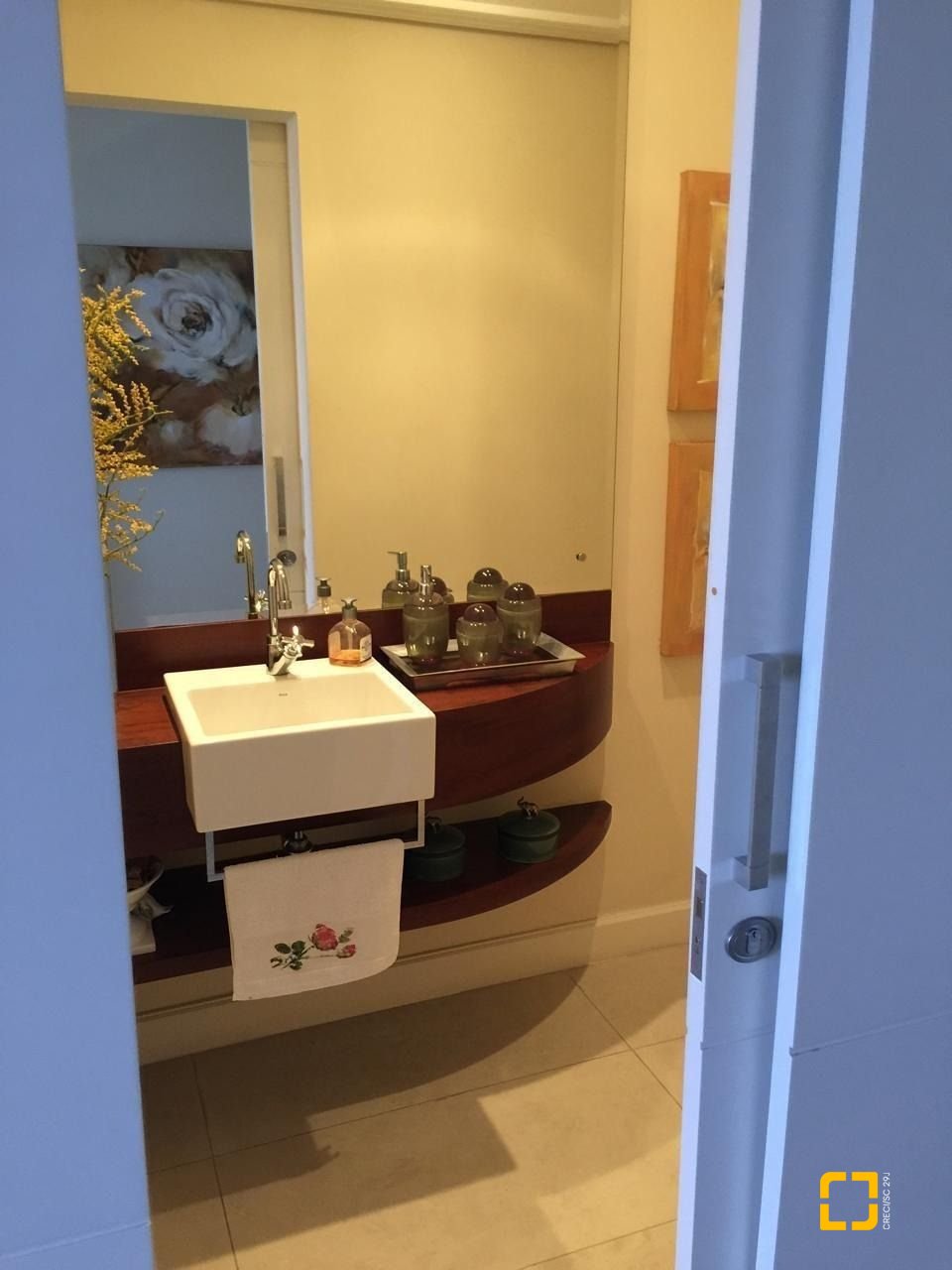 Apartamento com 290m², 8 quartos (sendo 4 suítes), 2 garagens, no bairro Centro em Florianópolis