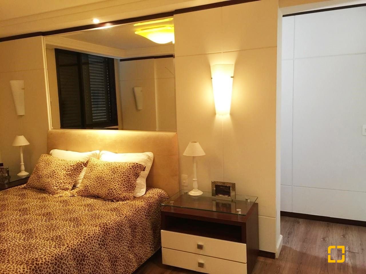 Apartamento com 290m², 8 quartos (sendo 4 suítes), 2 garagens, no bairro Centro em Florianópolis