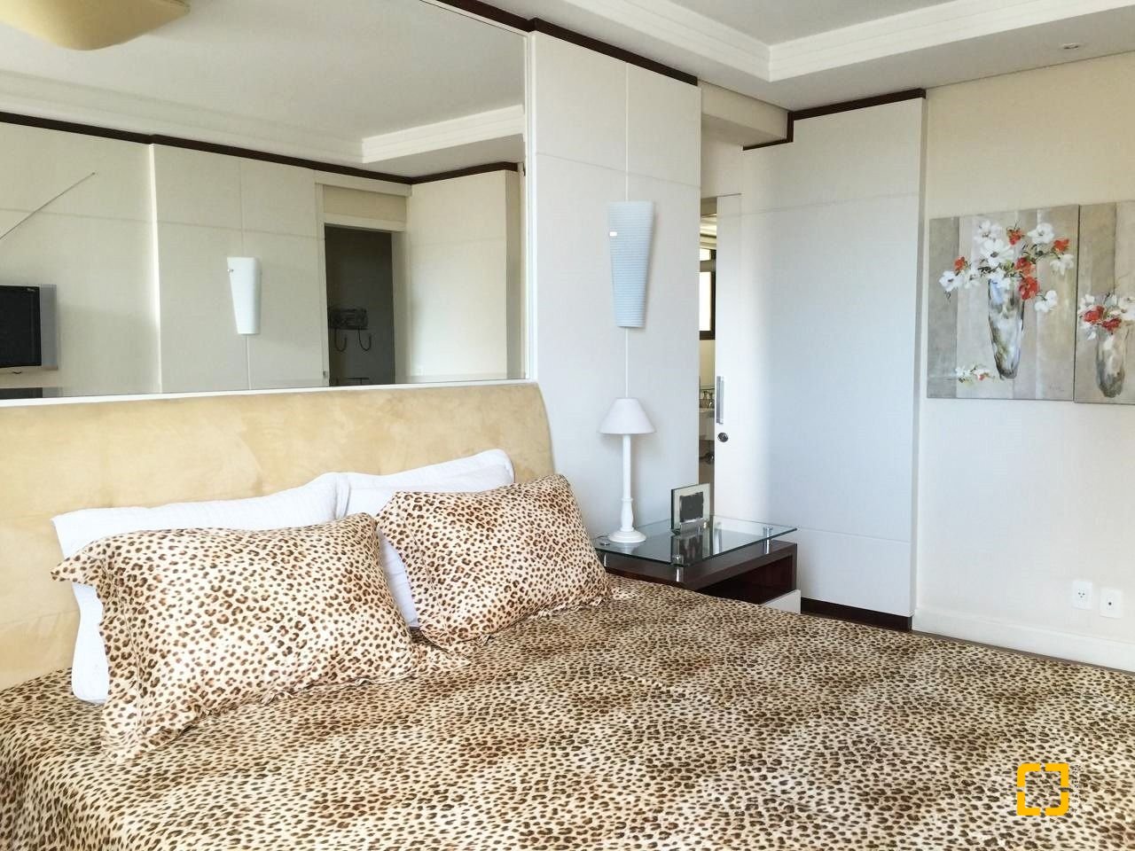 Apartamento com 290m², 8 quartos (sendo 4 suítes), 2 garagens, no bairro Centro em Florianópolis