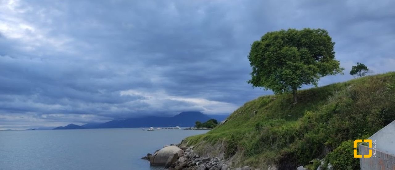Terreno com 358m², no bairro Coqueiros em Florianópolis