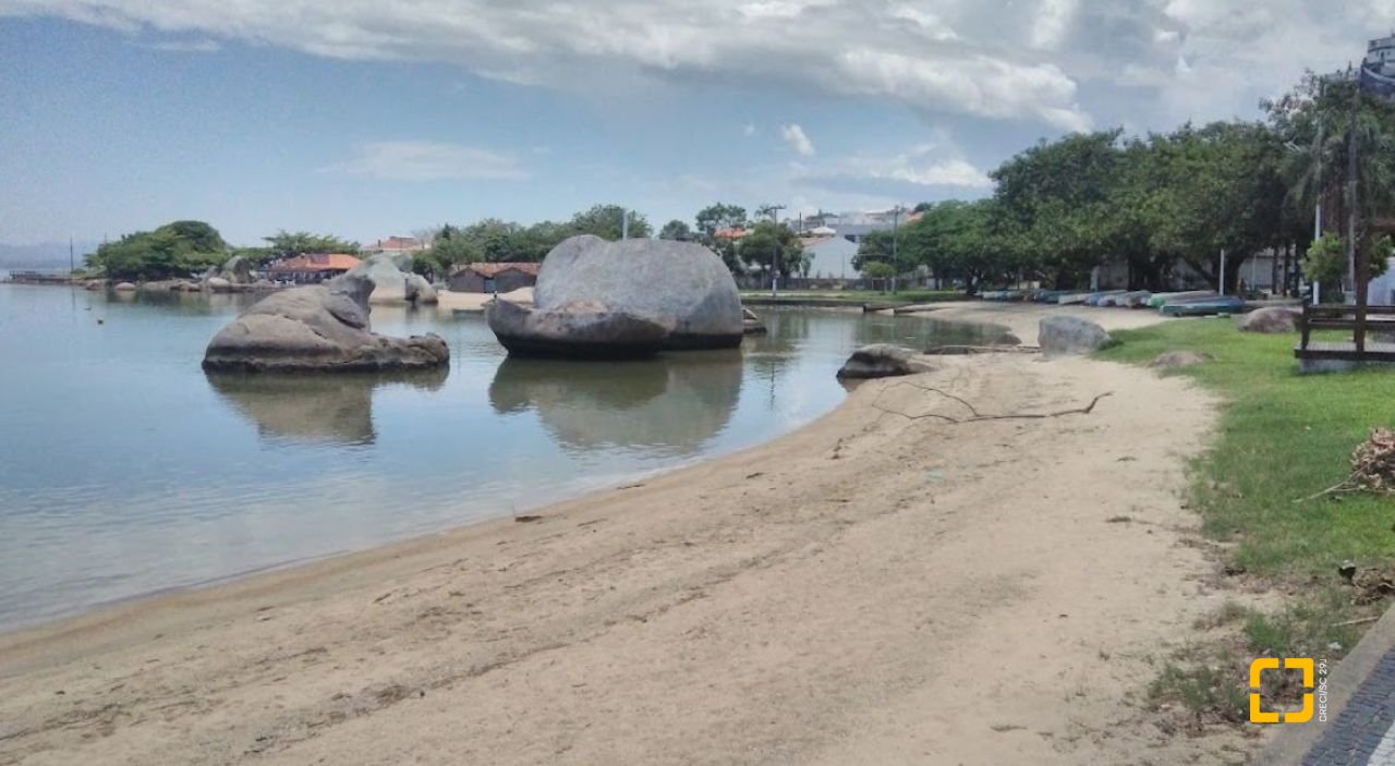 Terreno com 358m², no bairro Coqueiros em Florianópolis