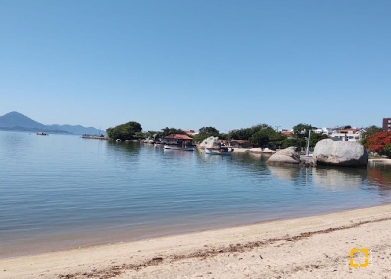 Terreno com 358m², no bairro Coqueiros em Florianópolis