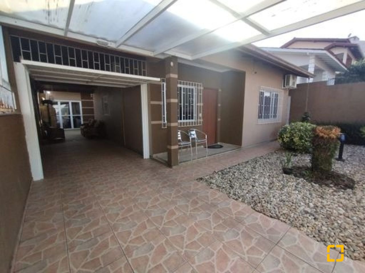 Casa com 100m², 3 quartos (sendo 1 suíte), 3 garagens, no bairro Forquilhas em São José
