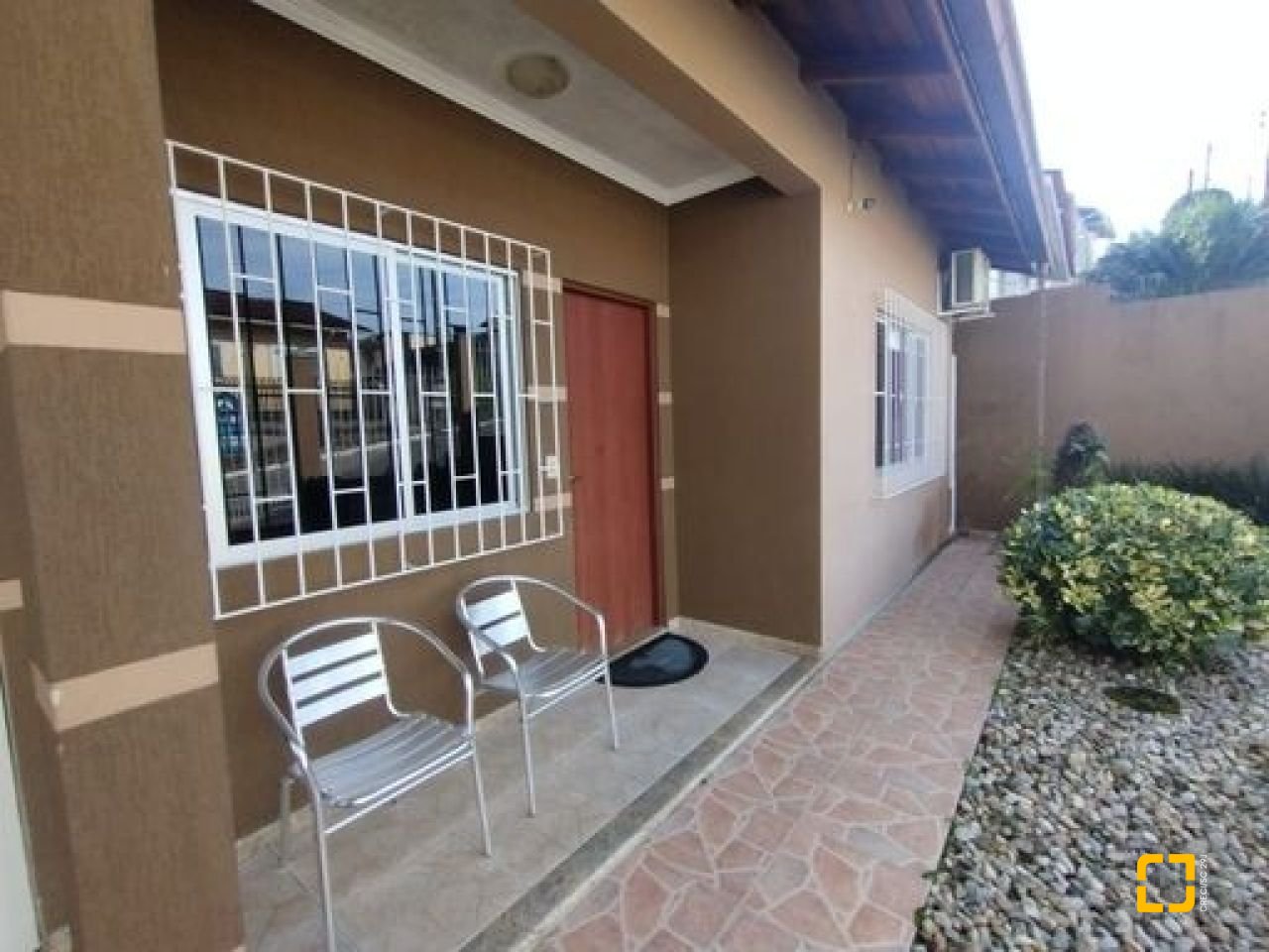Casa com 100m², 3 quartos (sendo 1 suíte), 3 garagens, no bairro Forquilhas em São José