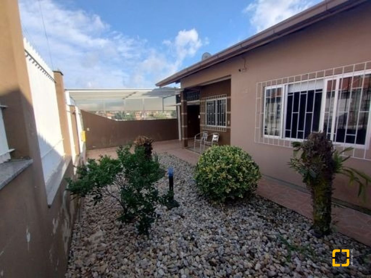 Casa com 100m², 3 quartos (sendo 1 suíte), 3 garagens, no bairro Forquilhas em São José
