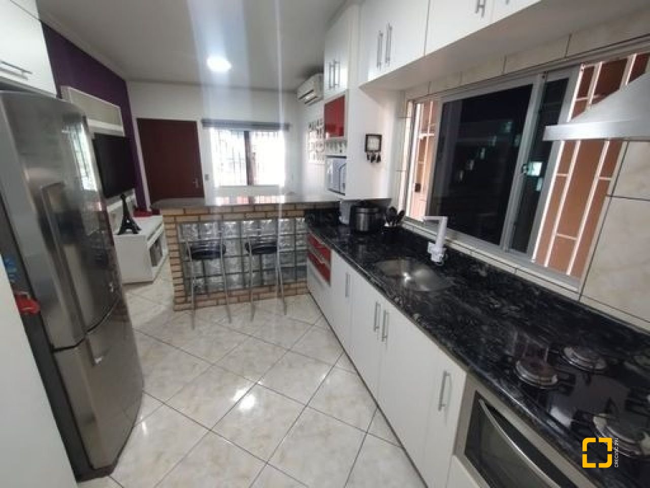 Casa com 100m², 3 quartos (sendo 1 suíte), 3 garagens, no bairro Forquilhas em São José