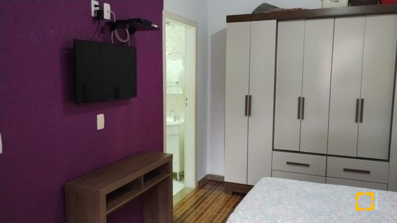 Casa com 100m², 3 quartos (sendo 1 suíte), 3 garagens, no bairro Forquilhas em São José