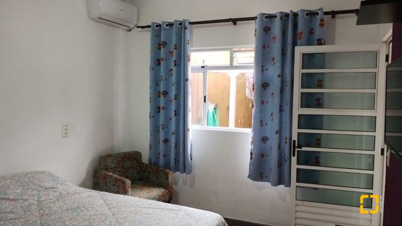 Casa com 100m², 3 quartos (sendo 1 suíte), 3 garagens, no bairro Forquilhas em São José