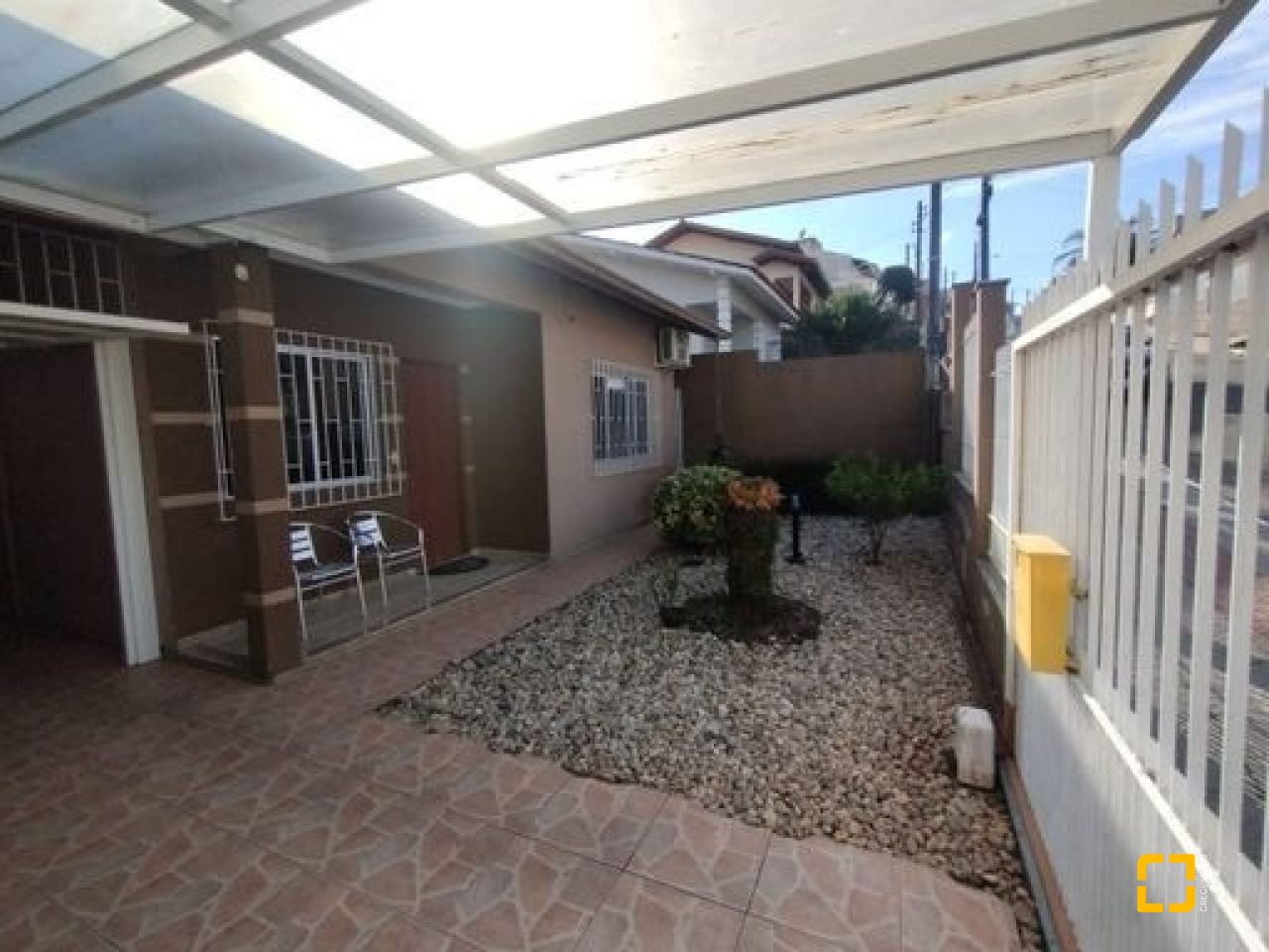 Casa com 100m², 3 quartos (sendo 1 suíte), 3 garagens, no bairro Forquilhas em São José