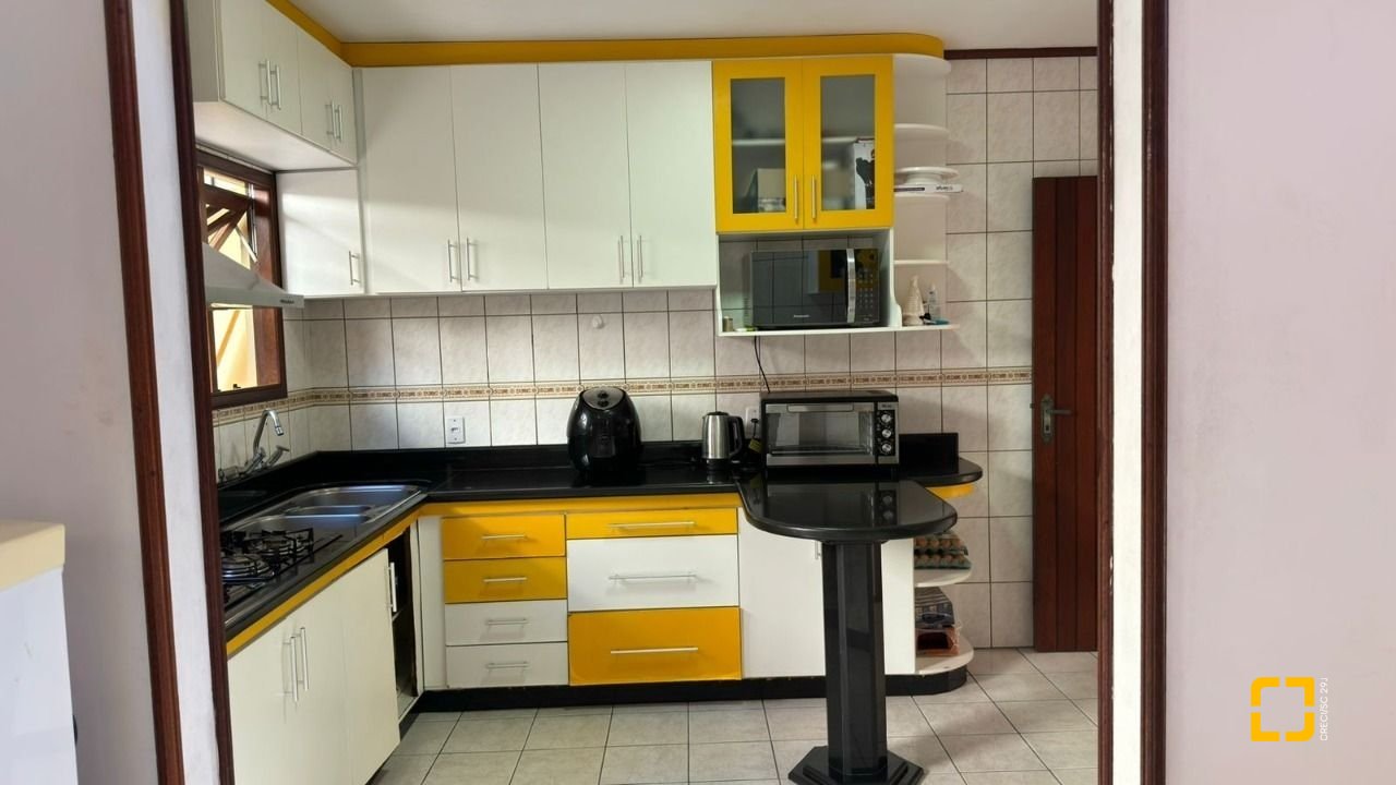 Casa com 500m², 5 quartos (sendo 5 suítes), 3 garagens, no bairro Barreiros em São José