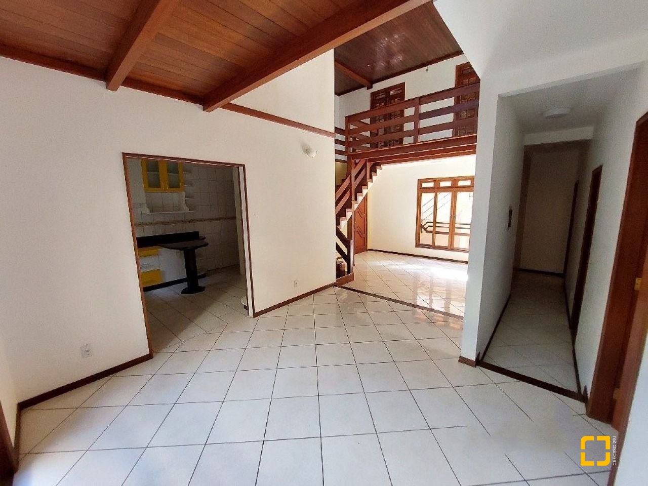 Casa com 500m², 5 quartos (sendo 5 suítes), 3 garagens, no bairro Barreiros em São José
