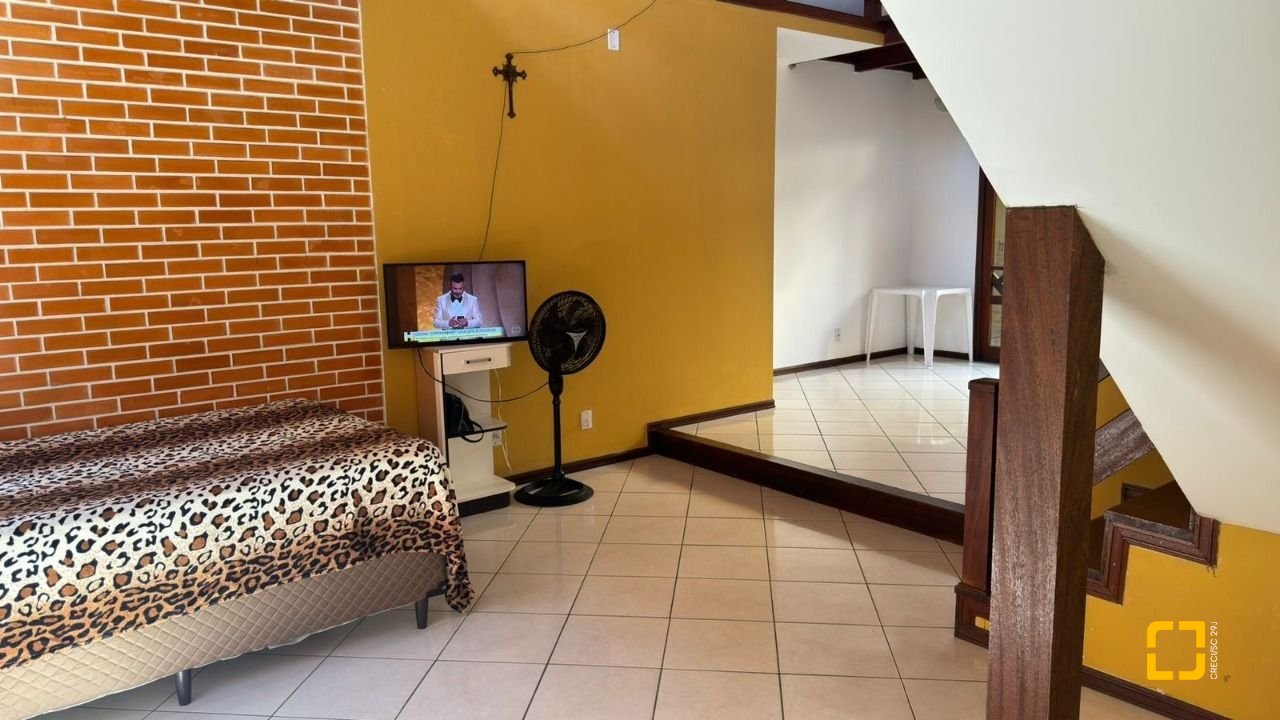 Casa com 500m², 5 quartos (sendo 5 suítes), 3 garagens, no bairro Barreiros em São José