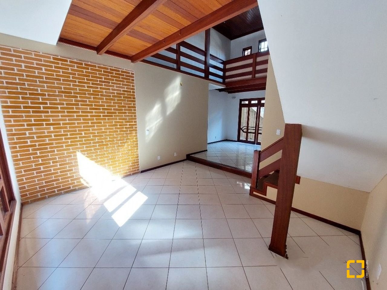 Casa com 500m², 5 quartos (sendo 5 suítes), 3 garagens, no bairro Barreiros em São José