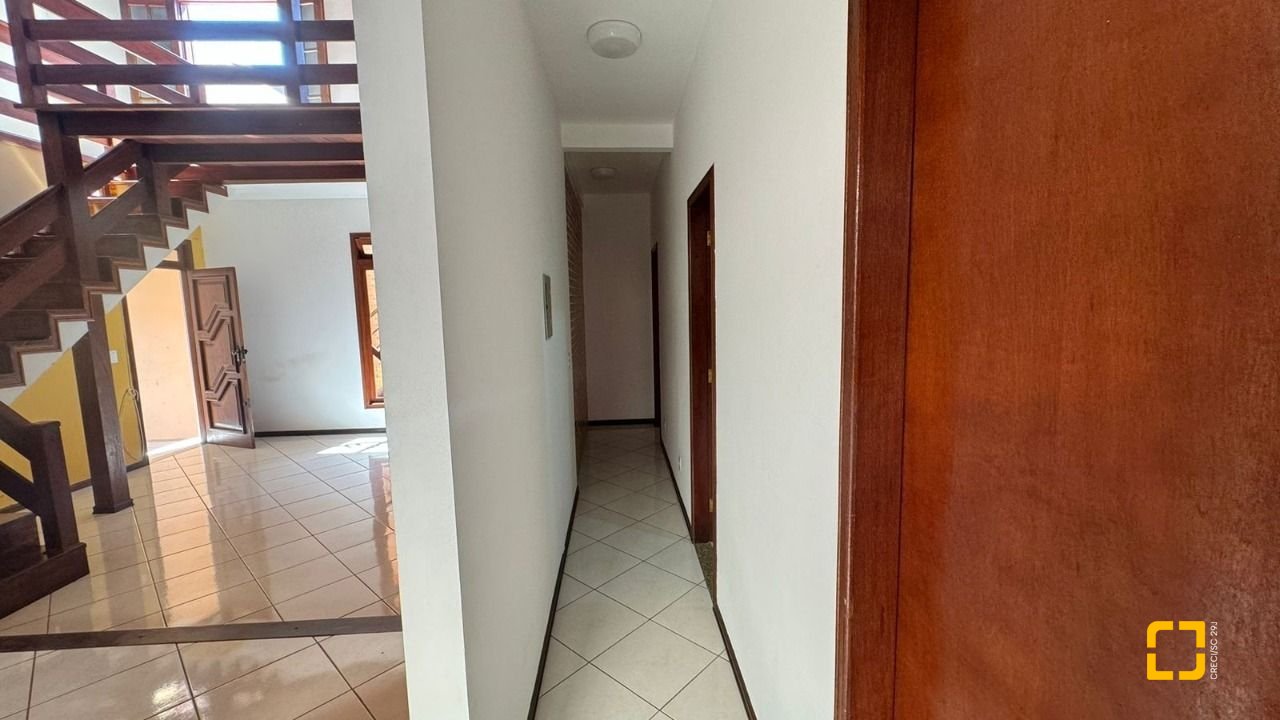 Casa com 500m², 5 quartos (sendo 5 suítes), 3 garagens, no bairro Barreiros em São José