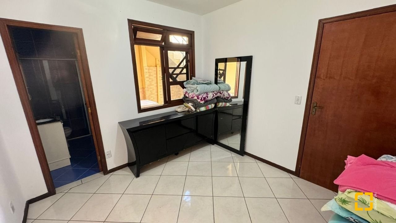 Casa com 500m², 5 quartos (sendo 5 suítes), 3 garagens, no bairro Barreiros em São José