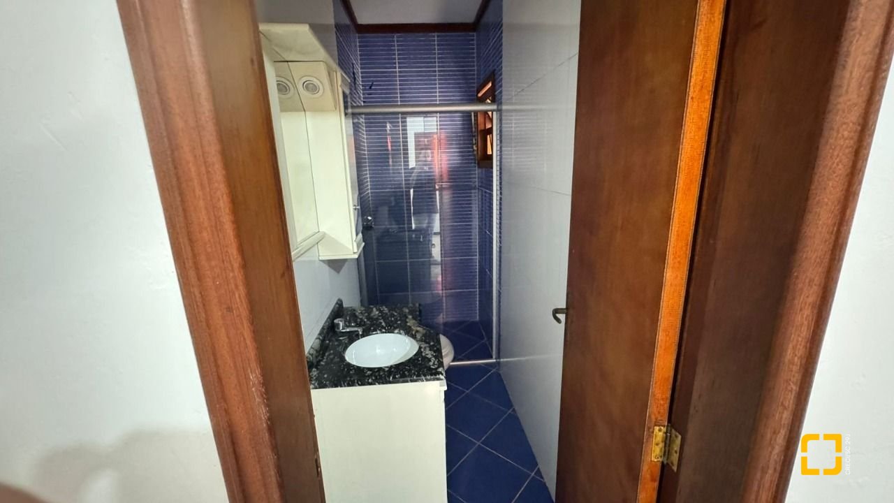Casa com 500m², 5 quartos (sendo 5 suítes), 3 garagens, no bairro Barreiros em São José