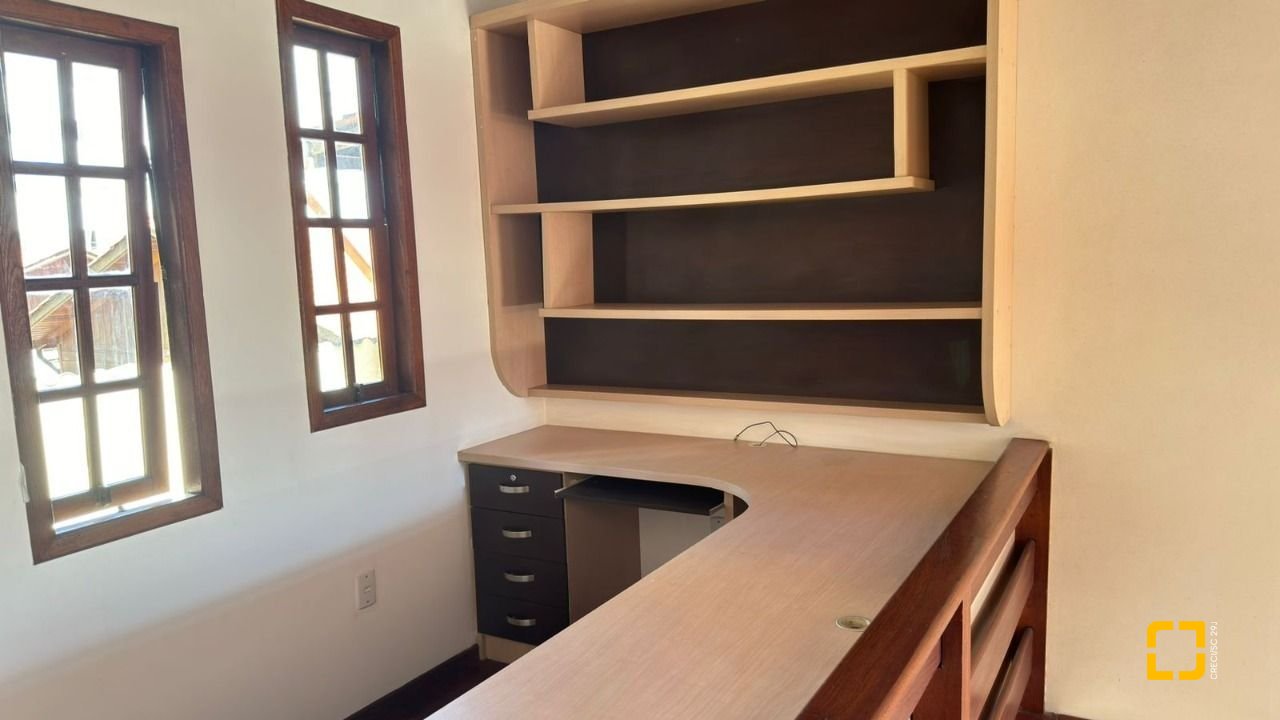 Casa com 500m², 5 quartos (sendo 5 suítes), 3 garagens, no bairro Barreiros em São José