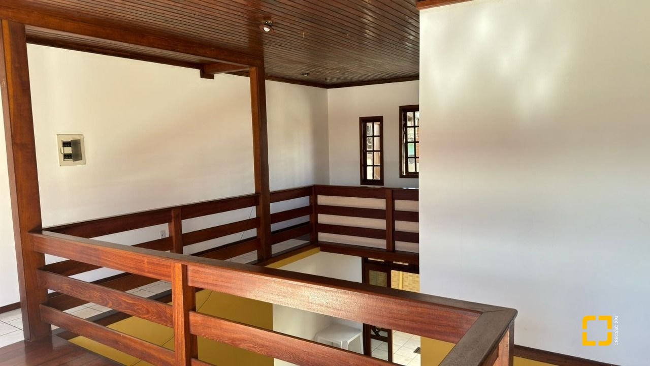 Casa com 500m², 5 quartos (sendo 5 suítes), 3 garagens, no bairro Barreiros em São José