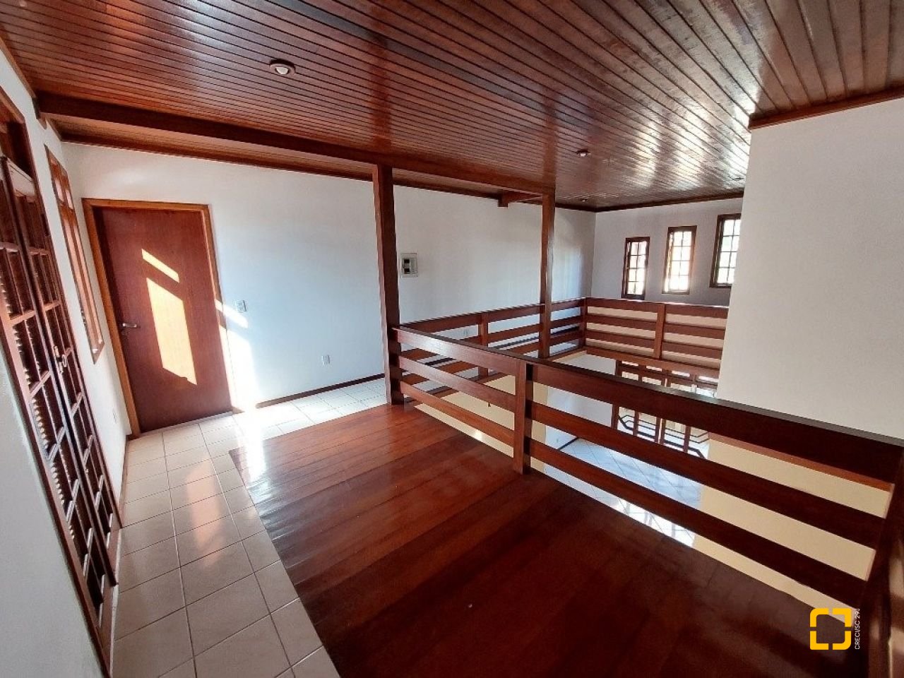Casa com 500m², 5 quartos (sendo 5 suítes), 3 garagens, no bairro Barreiros em São José