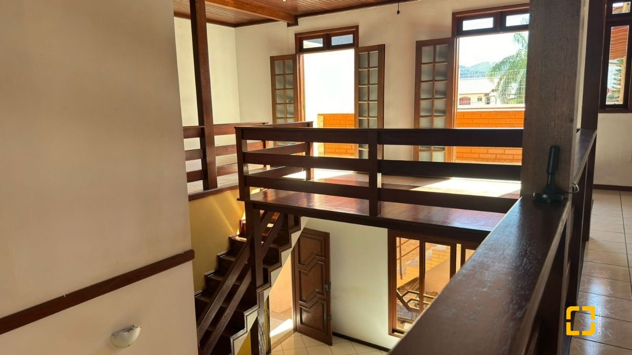 Casa com 500m², 5 quartos (sendo 5 suítes), 3 garagens, no bairro Barreiros em São José