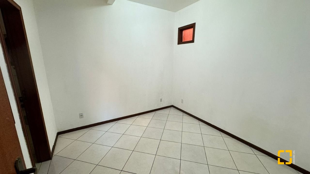 Casa com 500m², 5 quartos (sendo 5 suítes), 3 garagens, no bairro Barreiros em São José