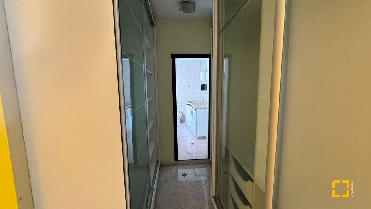 Casa com 500m², 5 quartos (sendo 5 suítes), 3 garagens, no bairro Barreiros em São José