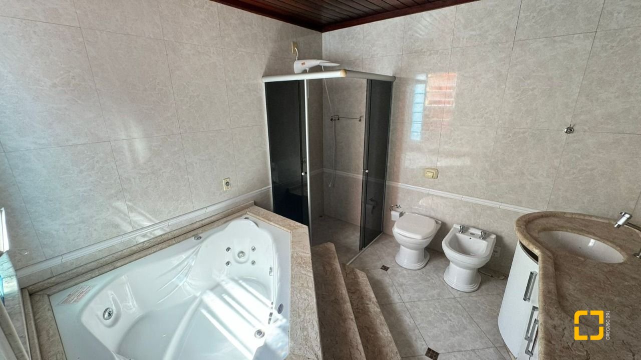 Casa com 500m², 5 quartos (sendo 5 suítes), 3 garagens, no bairro Barreiros em São José
