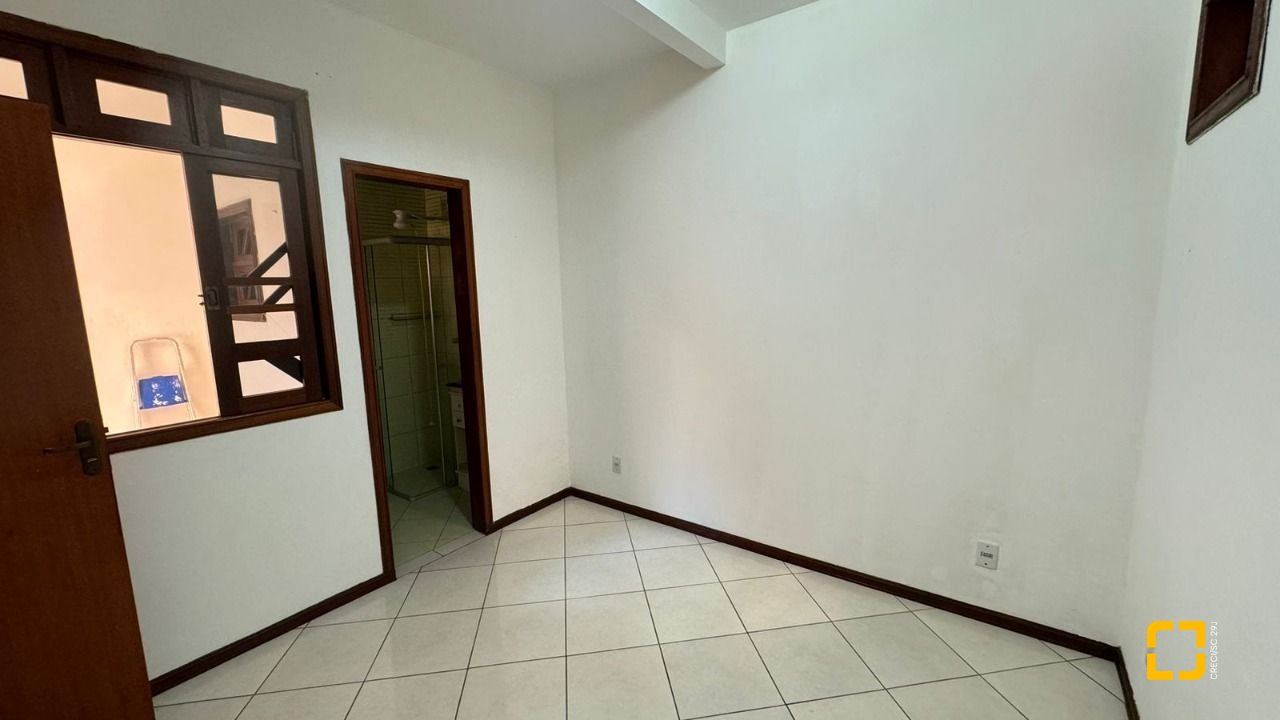 Casa com 500m², 5 quartos (sendo 5 suítes), 3 garagens, no bairro Barreiros em São José