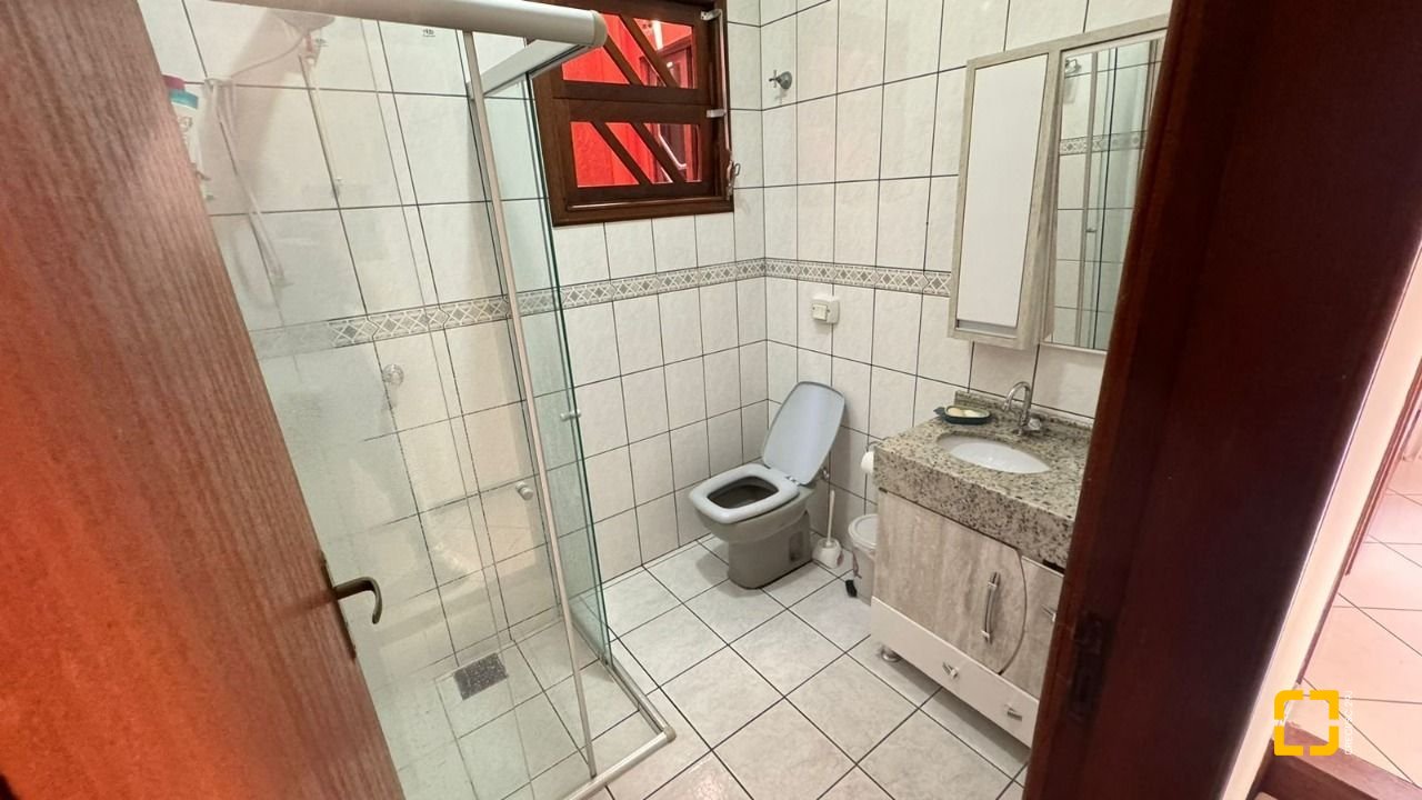 Casa com 500m², 5 quartos (sendo 5 suítes), 3 garagens, no bairro Barreiros em São José