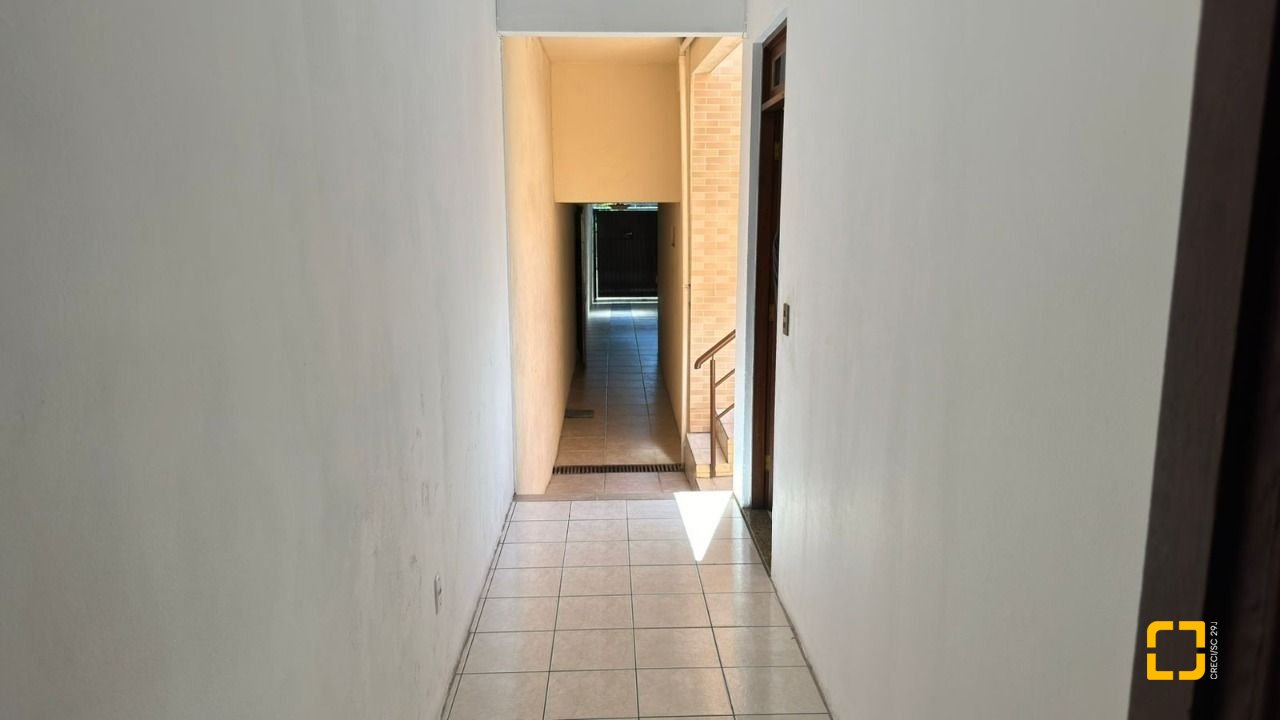 Casa com 500m², 5 quartos (sendo 5 suítes), 3 garagens, no bairro Barreiros em São José