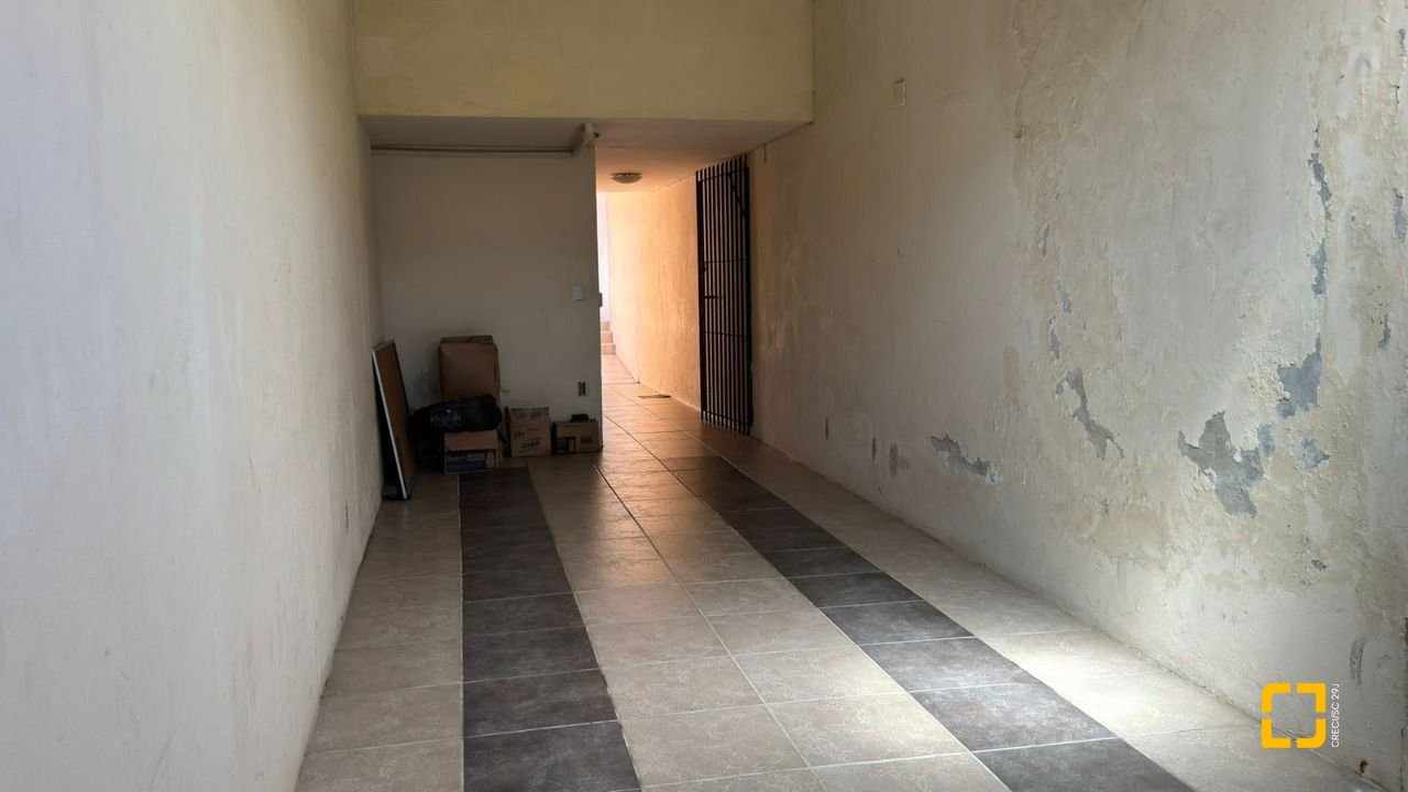 Casa com 500m², 5 quartos (sendo 5 suítes), 3 garagens, no bairro Barreiros em São José