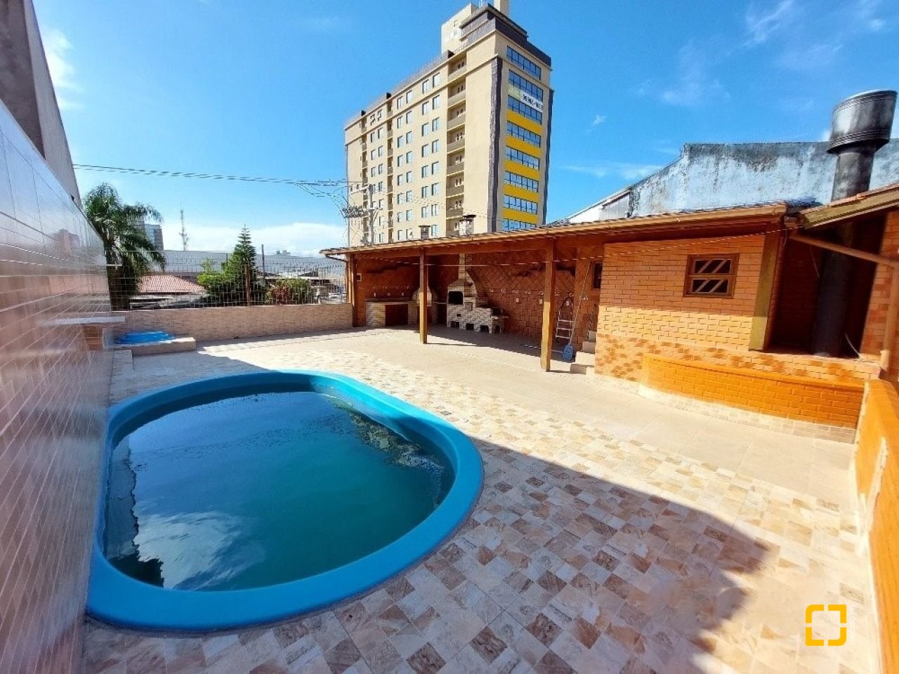 Casa com 500m², 5 quartos (sendo 5 suítes), 3 garagens, no bairro Barreiros em São José