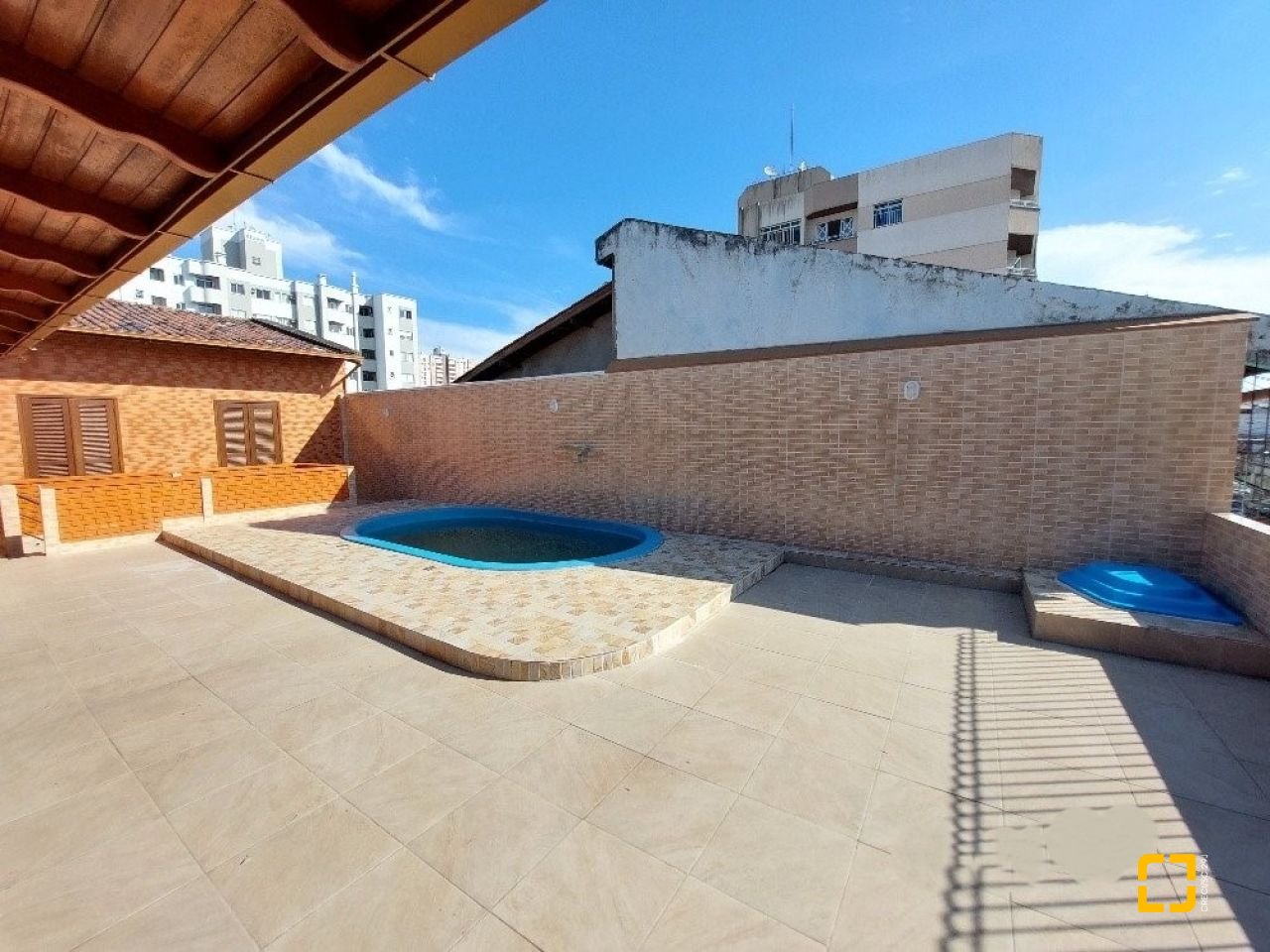 Casa com 500m², 5 quartos (sendo 5 suítes), 3 garagens, no bairro Barreiros em São José