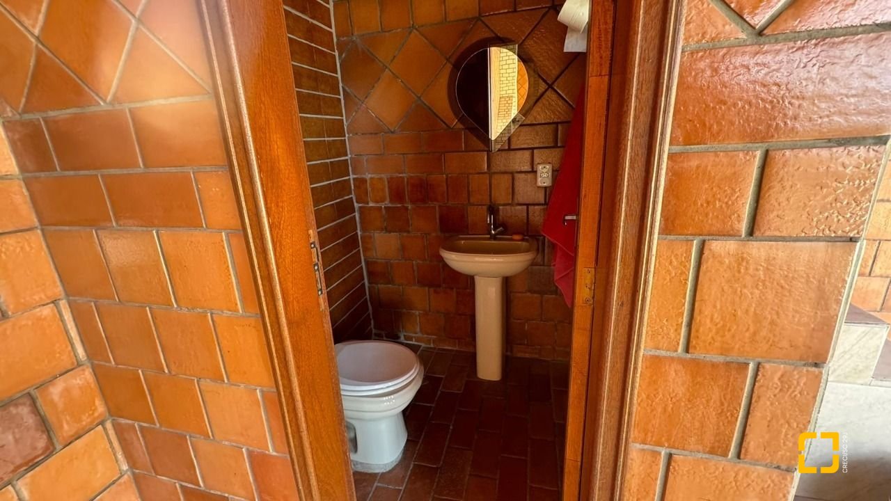 Casa com 500m², 5 quartos (sendo 5 suítes), 3 garagens, no bairro Barreiros em São José