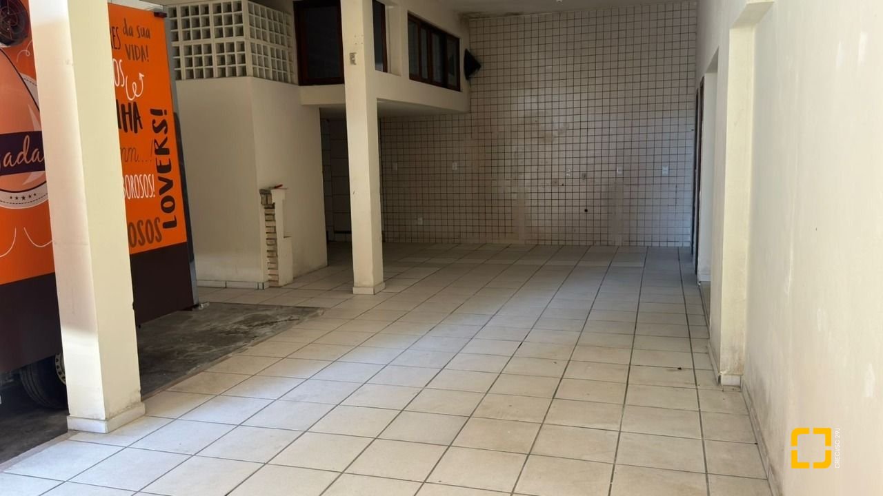 Casa com 500m², 5 quartos (sendo 5 suítes), 3 garagens, no bairro Barreiros em São José