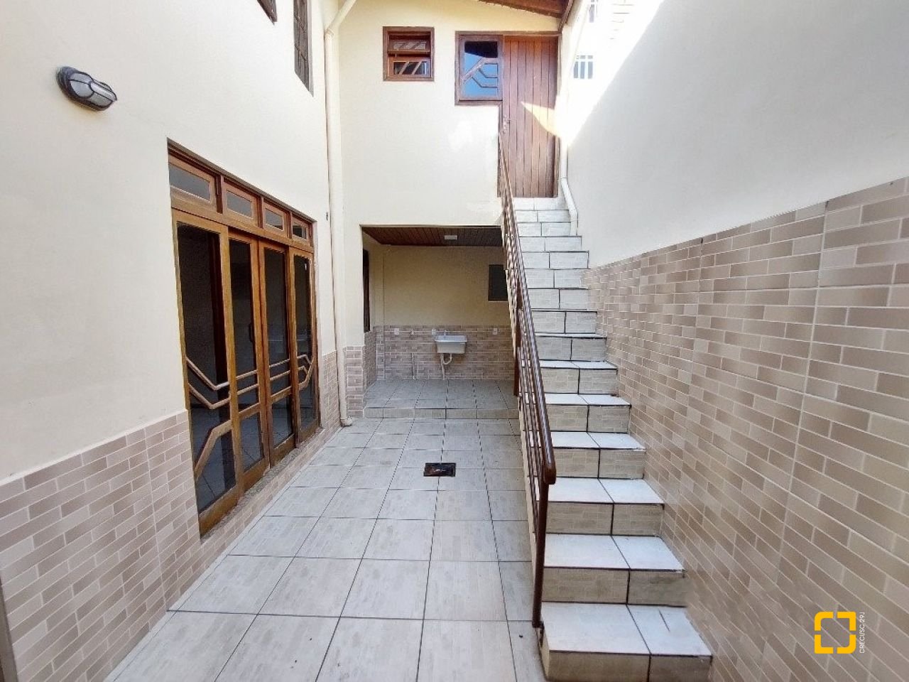 Casa com 500m², 5 quartos (sendo 5 suítes), 3 garagens, no bairro Barreiros em São José