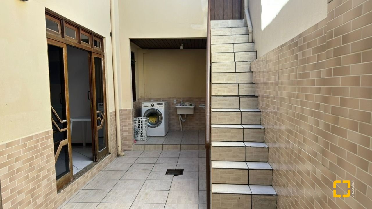 Casa com 500m², 5 quartos (sendo 5 suítes), 3 garagens, no bairro Barreiros em São José