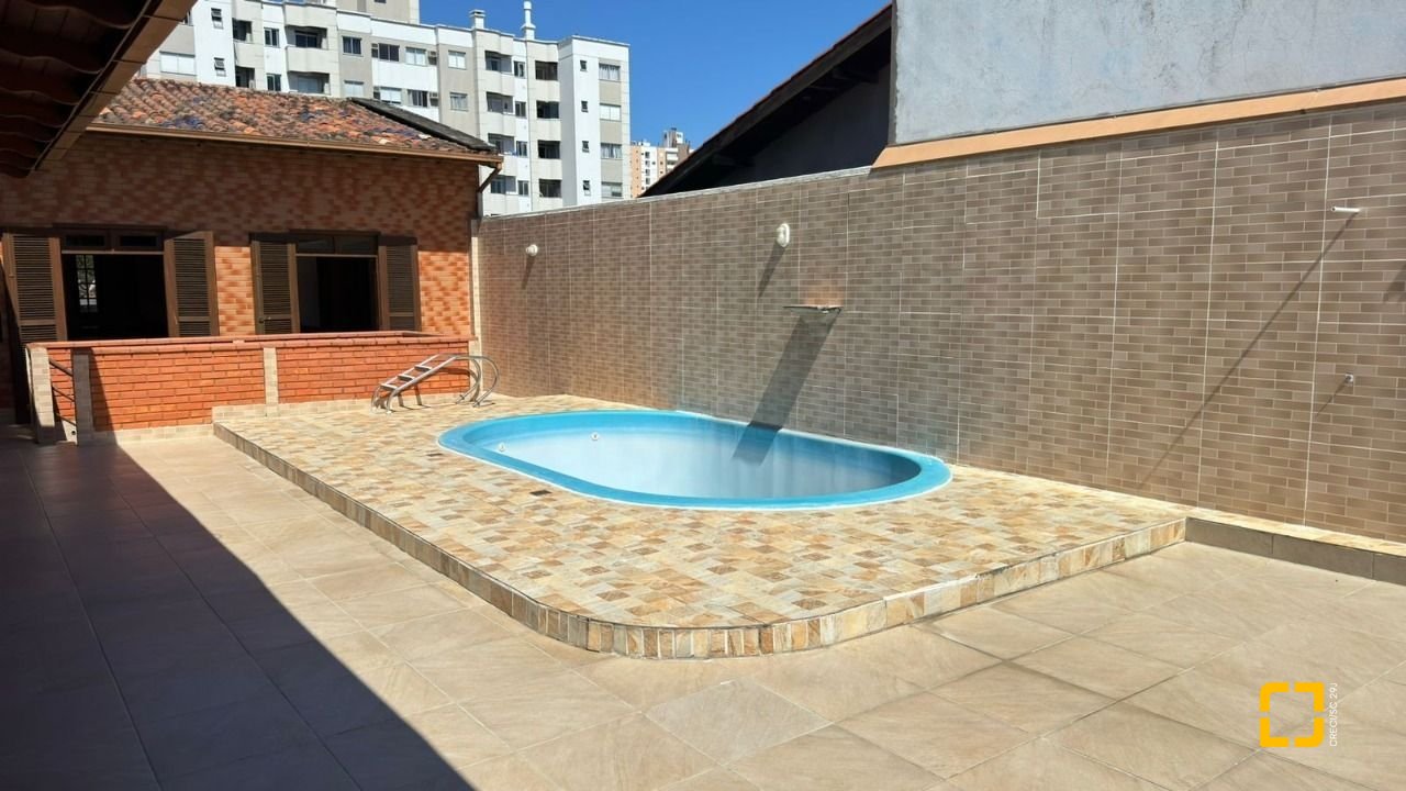 Casa com 500m², 5 quartos (sendo 5 suítes), 3 garagens, no bairro Barreiros em São José