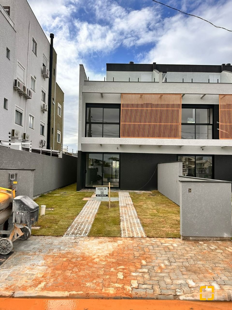 Casa com 201m², 6 quartos (sendo 3 suítes), 2 garagens, no bairro Ingleses em Florianópolis