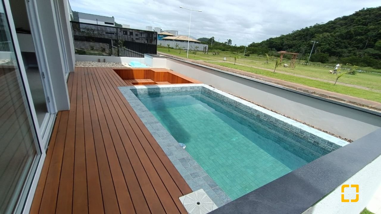 Casa com 227m², 6 quartos (sendo 3 suítes), 2 garagens, no bairro Rio Tavares em Florianópolis