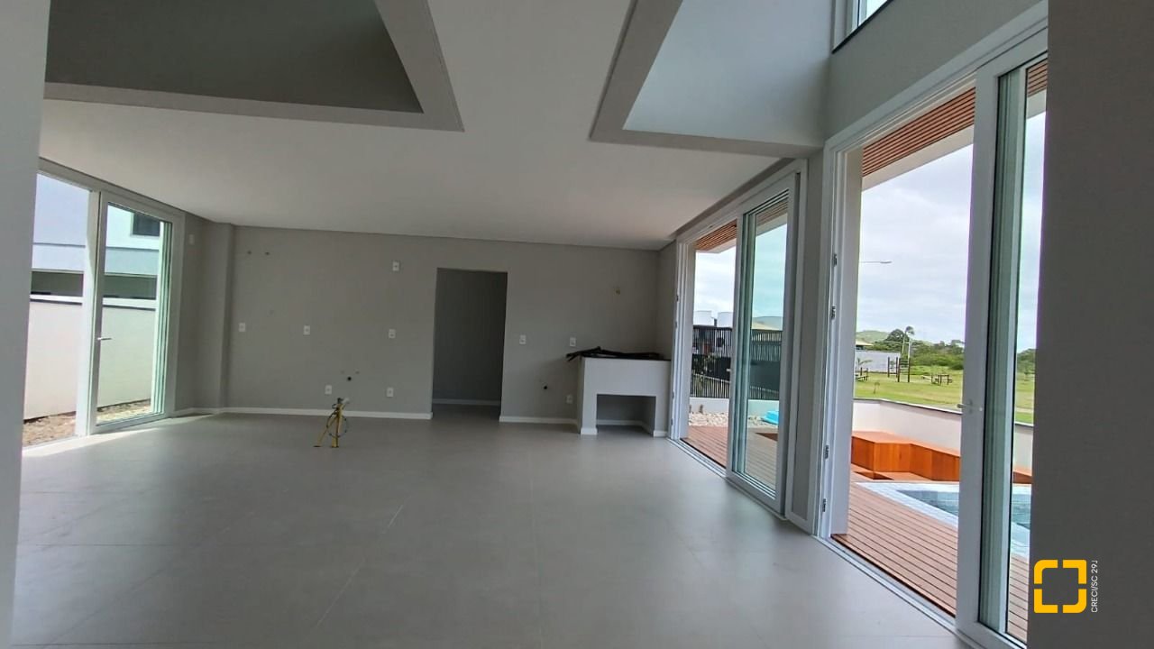 Casa com 227m², 6 quartos (sendo 3 suítes), 2 garagens, no bairro Rio Tavares em Florianópolis