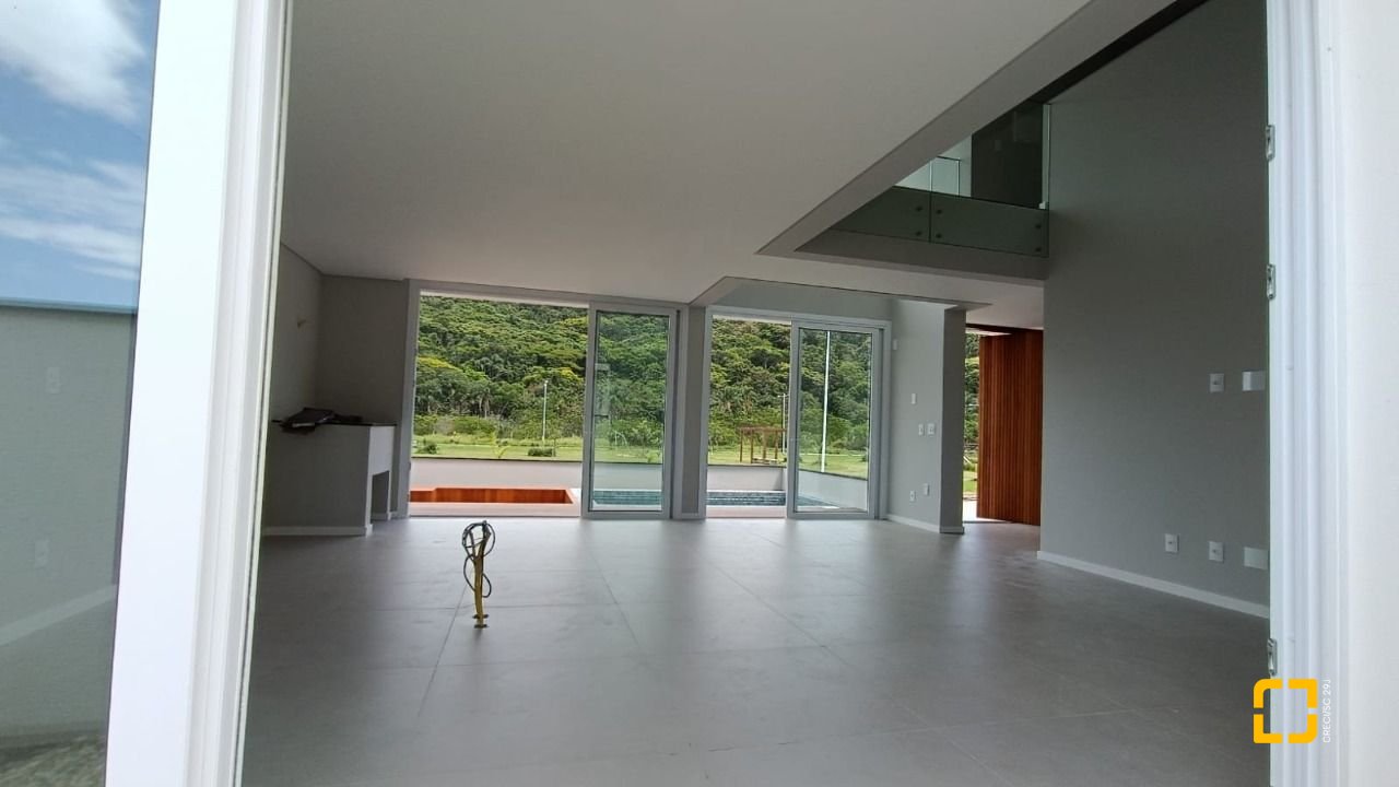 Casa com 227m², 6 quartos (sendo 3 suítes), 2 garagens, no bairro Rio Tavares em Florianópolis