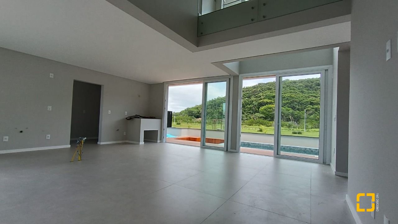 Casa com 227m², 6 quartos (sendo 3 suítes), 2 garagens, no bairro Rio Tavares em Florianópolis
