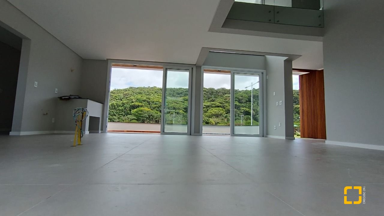 Casa com 227m², 6 quartos (sendo 3 suítes), 2 garagens, no bairro Rio Tavares em Florianópolis