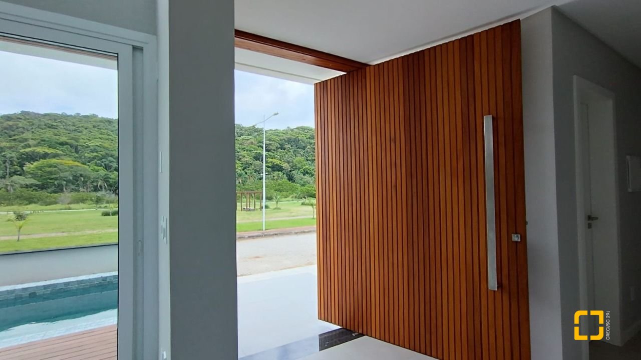 Casa com 227m², 6 quartos (sendo 3 suítes), 2 garagens, no bairro Rio Tavares em Florianópolis