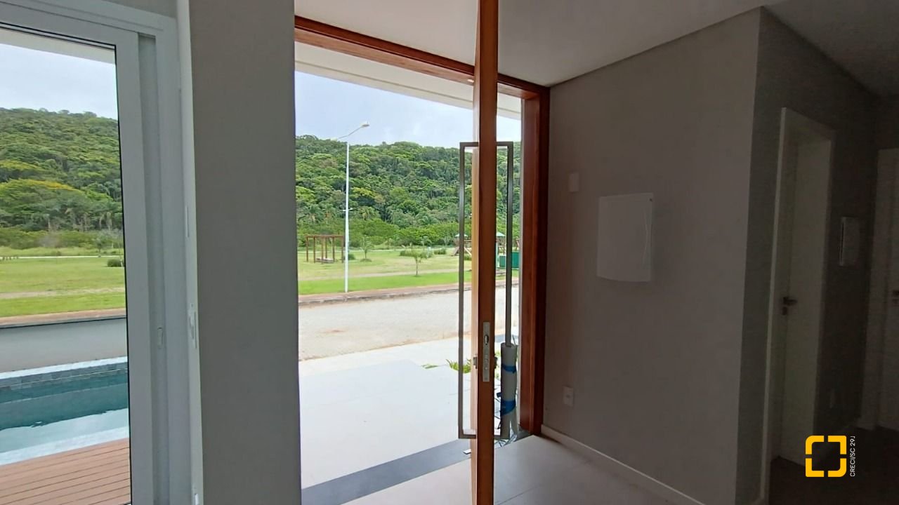 Casa com 227m², 6 quartos (sendo 3 suítes), 2 garagens, no bairro Rio Tavares em Florianópolis